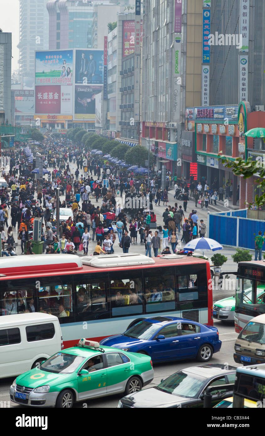 Drängten sich belebten Einkaufsviertel im Zentrum Zentrum von Chengdu PRC, der Volksrepublik China, Asien Stockfoto