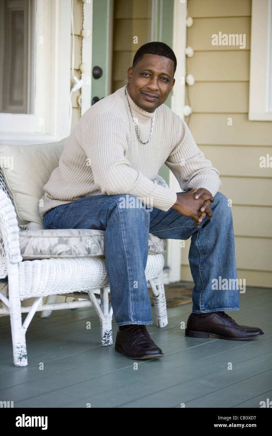 Porträt eines reifen Mannes auf Veranda Stockfoto