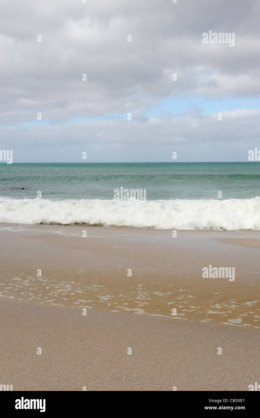 Wellen brechen sich am Ufer an Wineglass Bay, Freycinet National Park, East Coast, Tasmanien, Australien Stockfoto