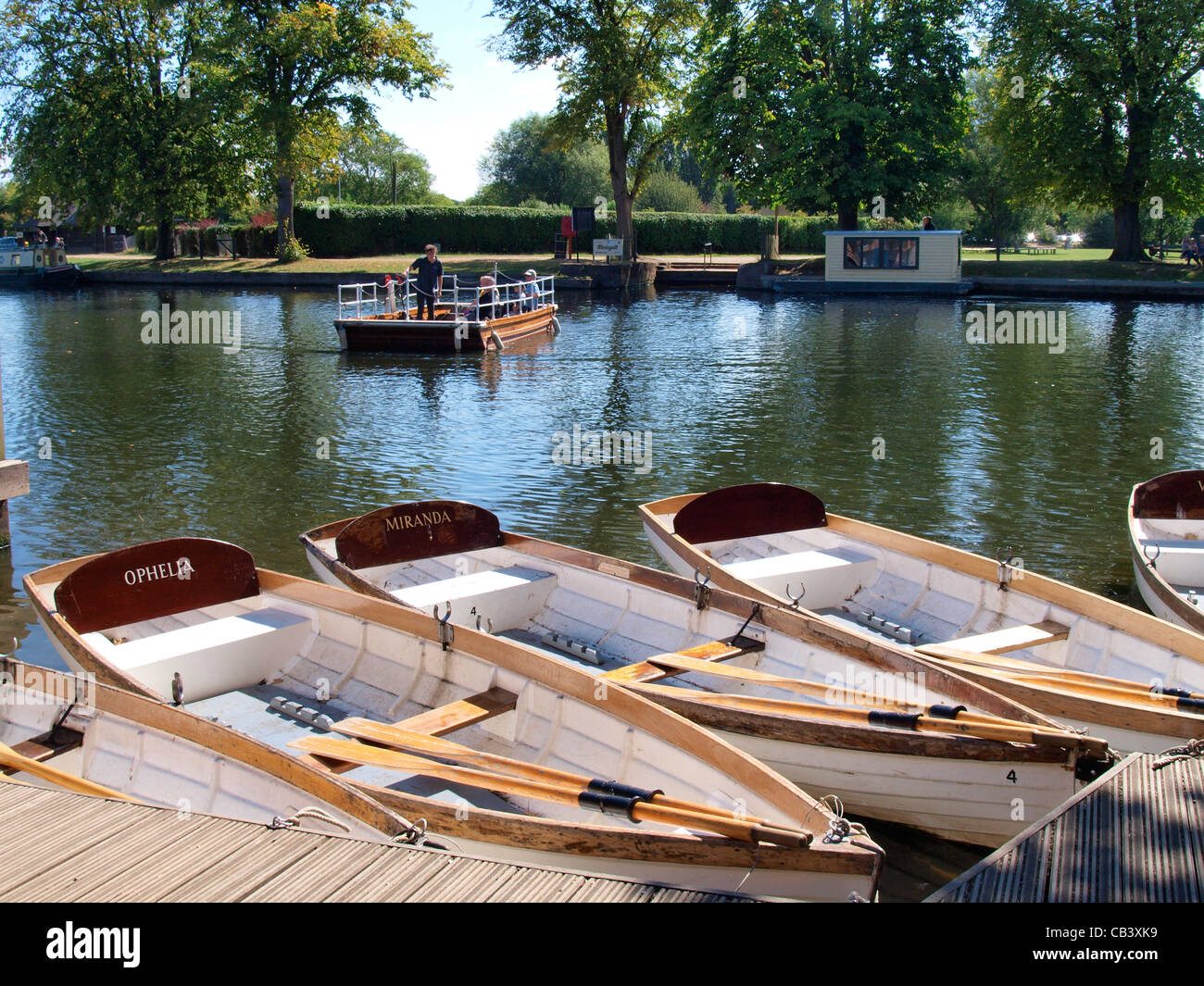 Ruderboote und die Kette Ferry auf der Stratford-upon-Avon Canal, Warwickshire, UK Stockfoto