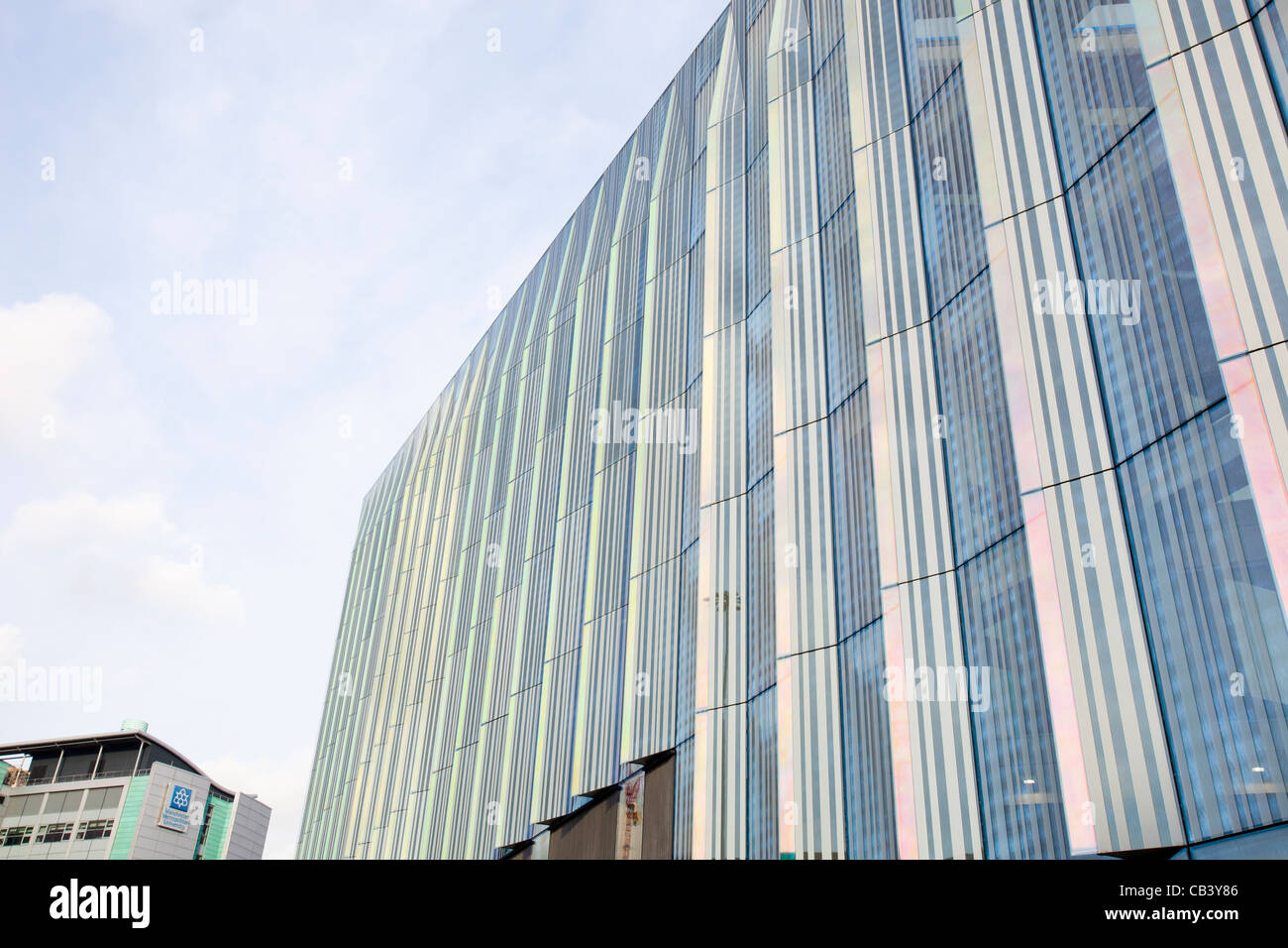 Das neue Geschäftszentrum Gebäude bei MMU, Manchester Metropolitan University, enthält viele grüne Eigenschaften einschließlich erneuerbarer e Stockfoto