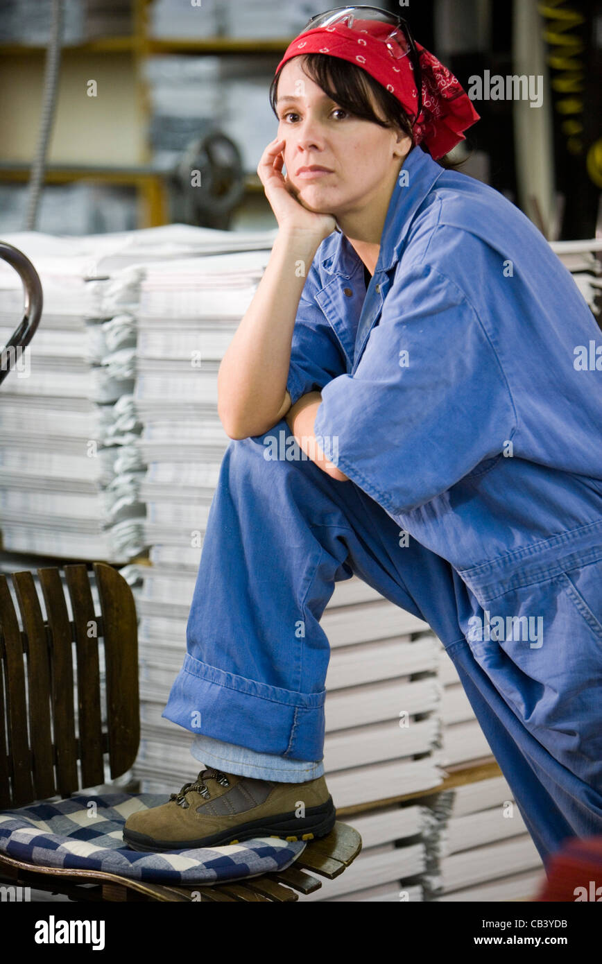 Arbeitnehmerin in einer Lagerhalle Stockfoto
