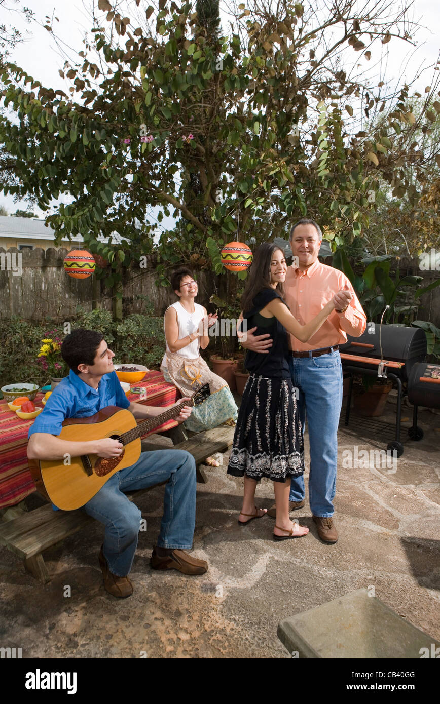 Eine mexikanisch-amerikanischen Familie, Musizieren und tanzen im Hinterhof ihres Hauses Stockfoto
