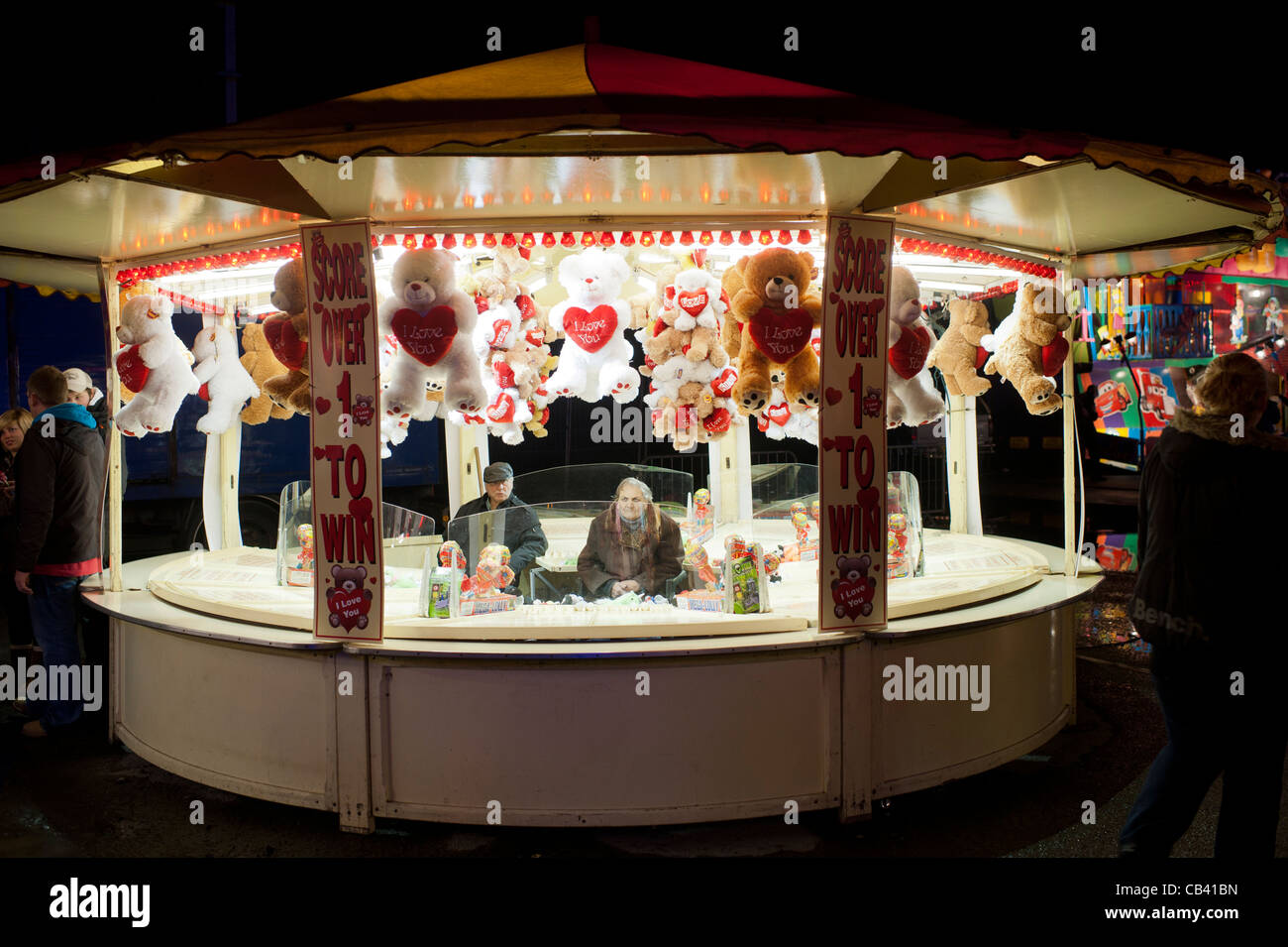 Ein paar ältere Marktfahrer arbeiten bei Aberystwyth jährliche November Kirmes Messe fair, Wales UK Stockfoto