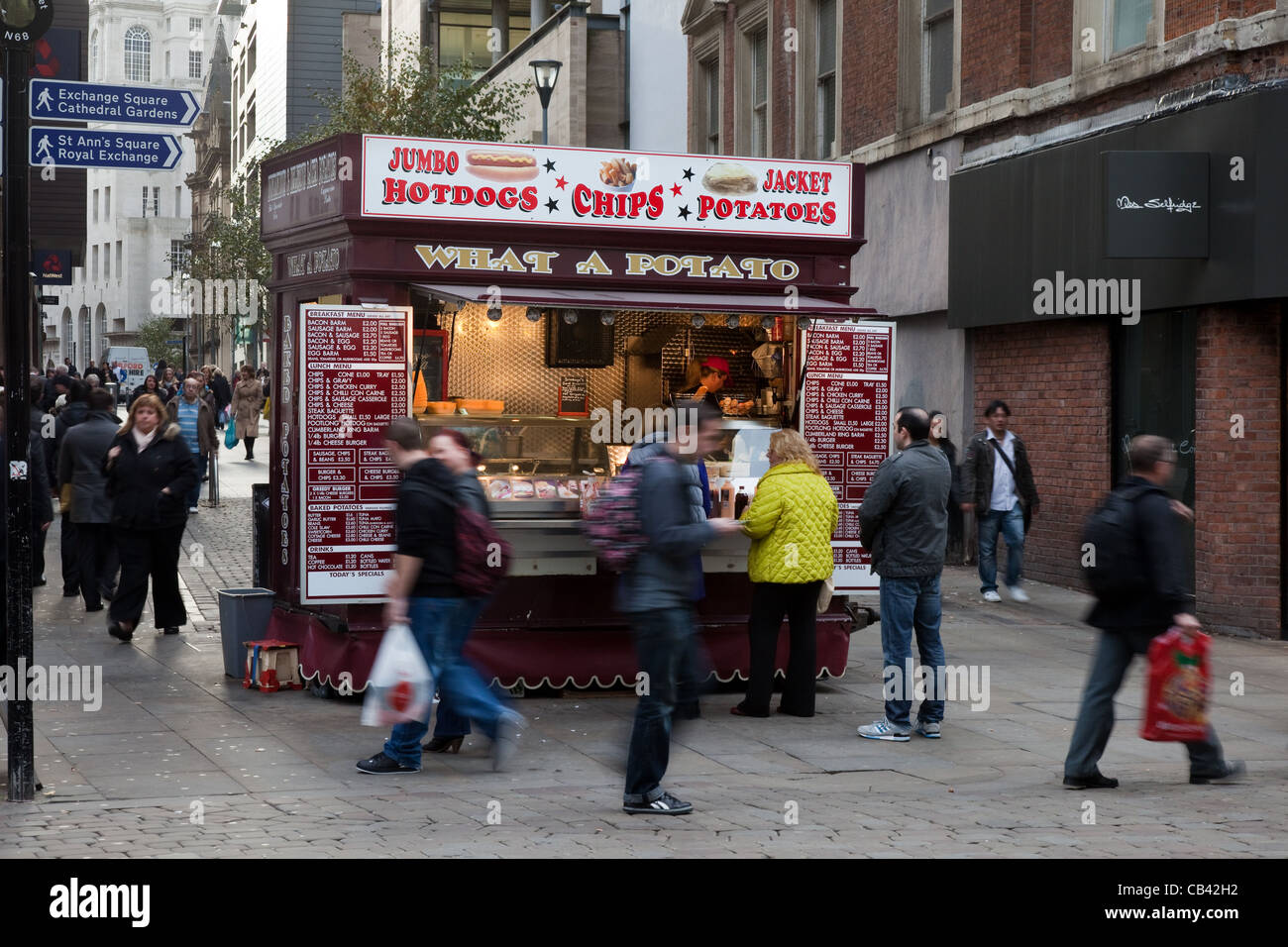 Restaurant am Straßenrand "What a Potato" Imbissstand in der Fußgängerzone, Manchester, großbritannien Stockfoto