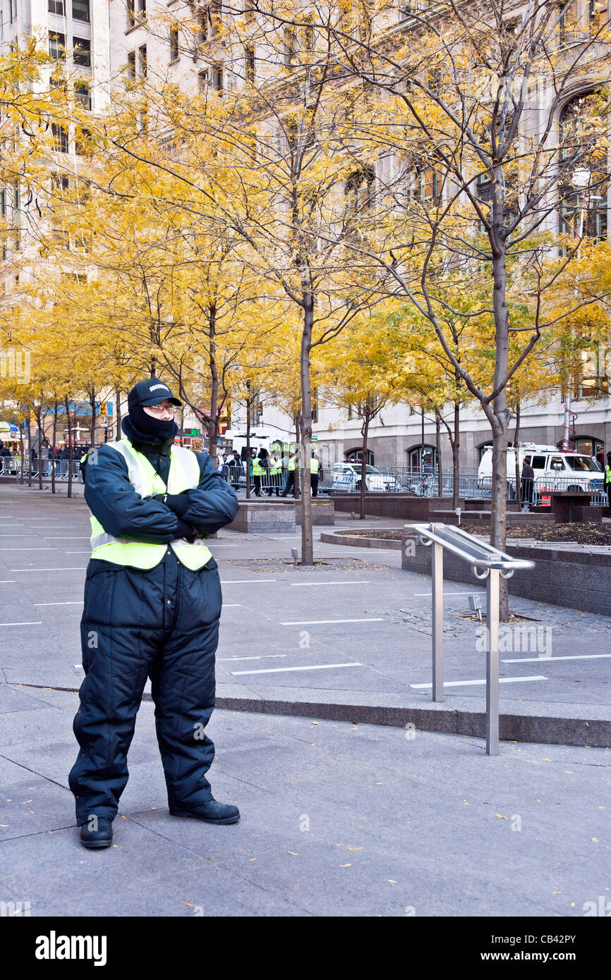 nach Räumung der Occupy Wall Street Demonstranten Sicherheitskräfte bezahlt Gewährleistung open-Access für alle & Zuccotti Parkregeln durchsetzen Stockfoto