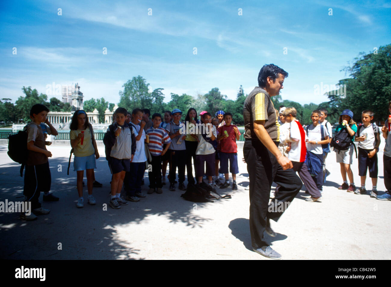 Madrid Spanien Retiro Park Kinder beobachten Entertainment Stockfoto