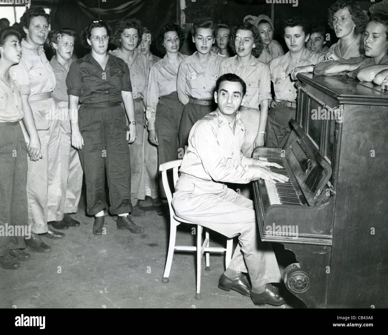 IRVING BERLIN spielt für uns Armee WACS in ihrer Kantine in USAFFE HQ, Hollandia, Niederländisch-Neuguinea am 24. Dezember 1944 Stockfoto