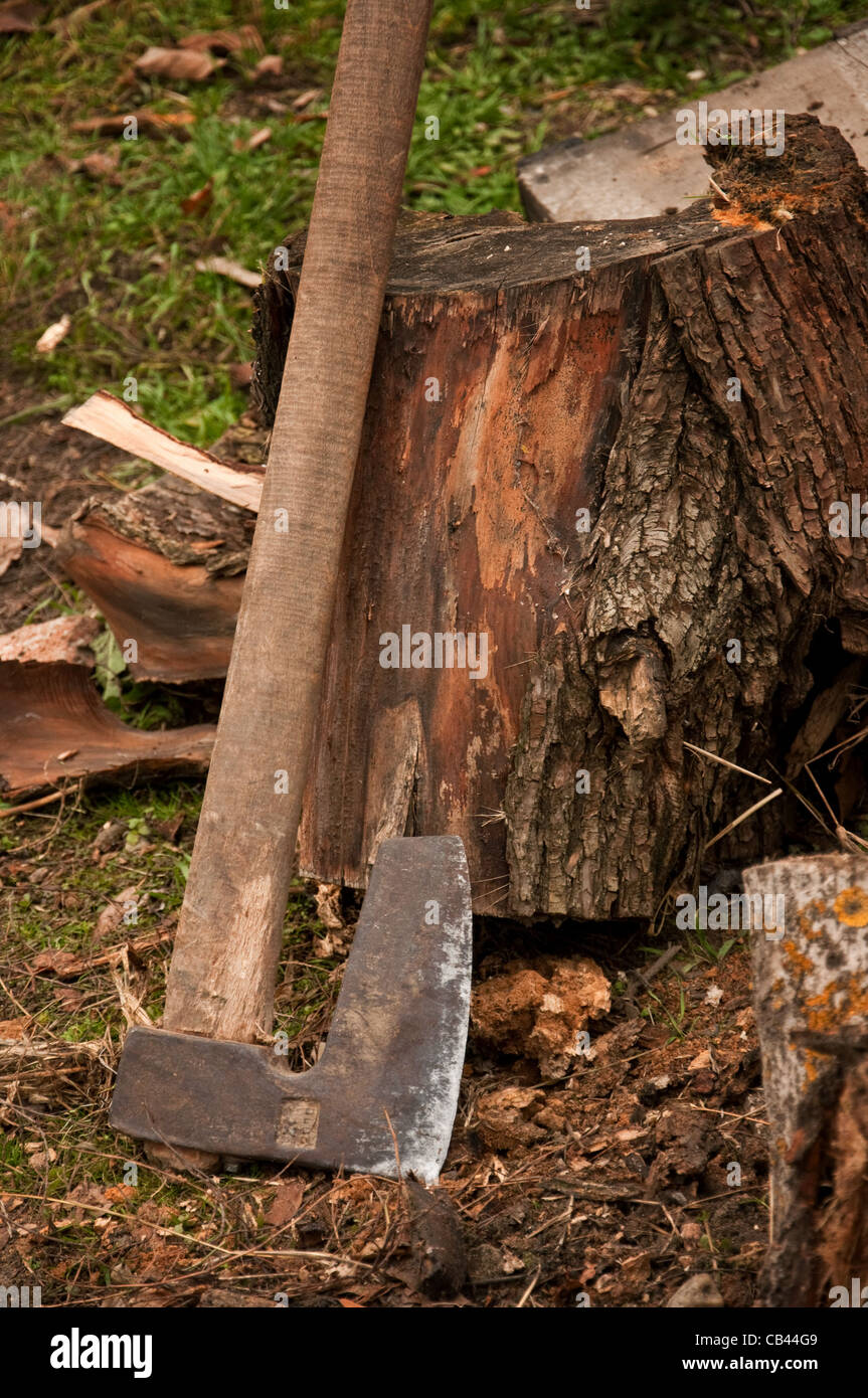 Schweren Axt in der Nähe von einem Stapel Holz Stockfoto