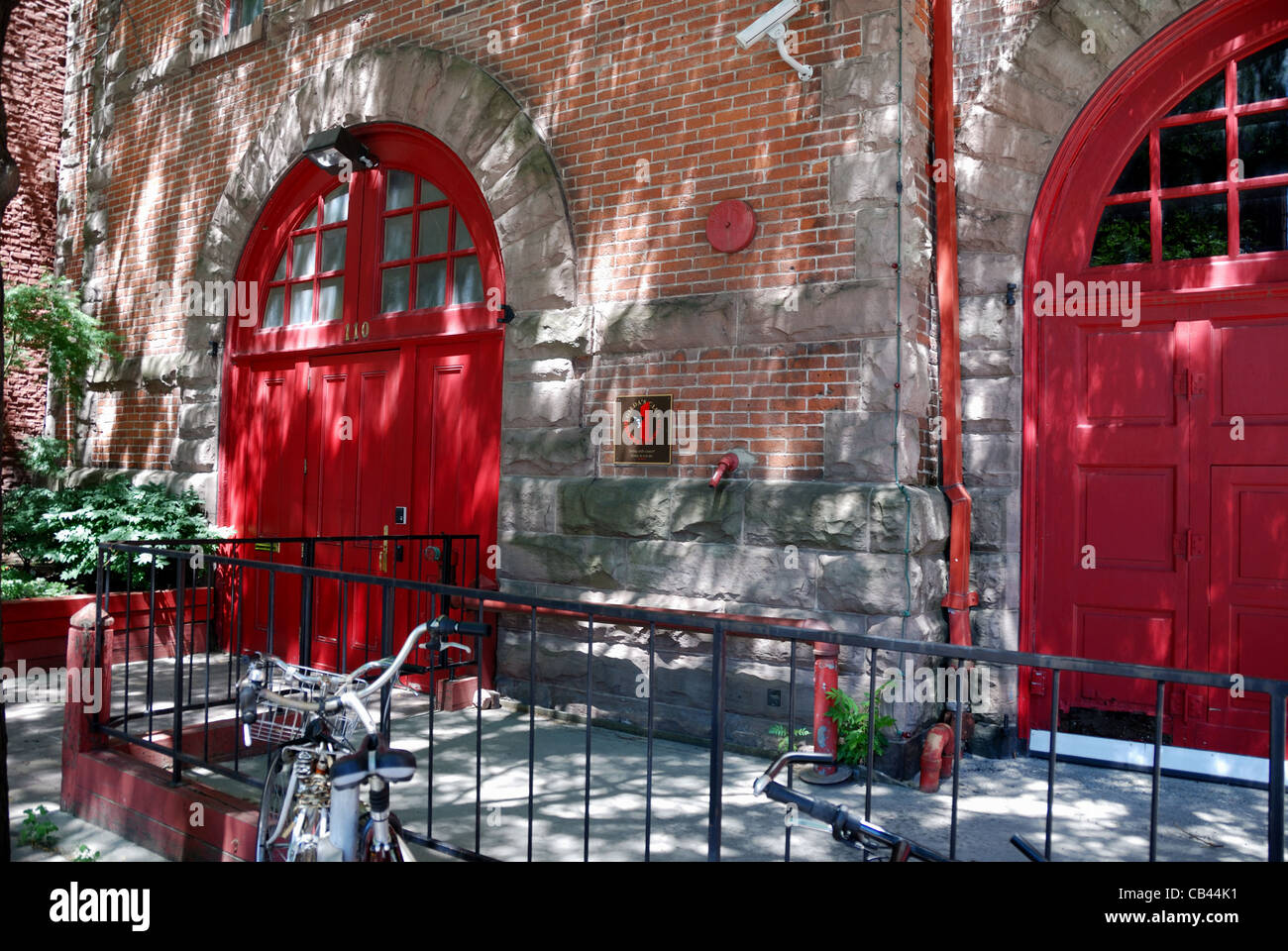 Die markanten roten Türen von Torontos alte Wohnstube in Toronto das ehemalige Wohnhaus des Second City und seit kurzem auch Gildas Club... Stockfoto