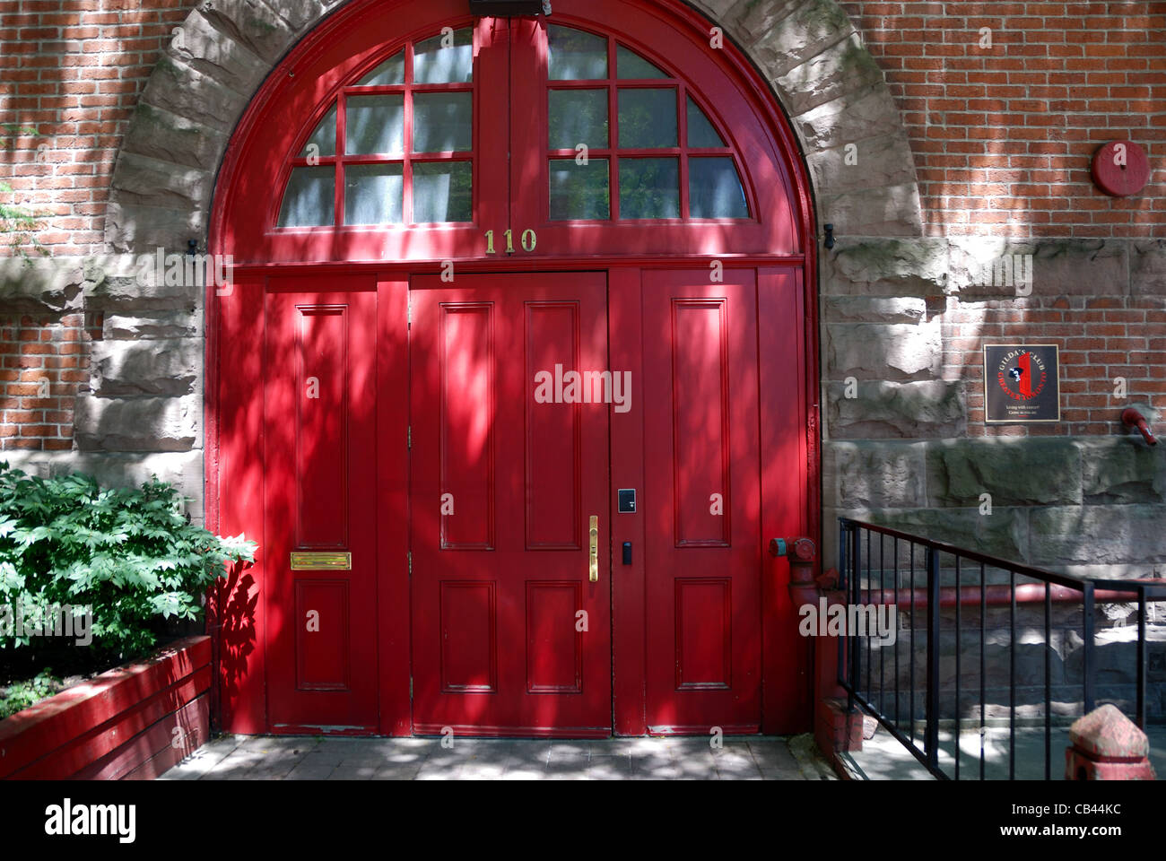 Die markanten roten Türen von Torontos alte Wohnstube in Toronto das ehemalige Wohnhaus des Second City und seit kurzem auch Gildas Club... Stockfoto