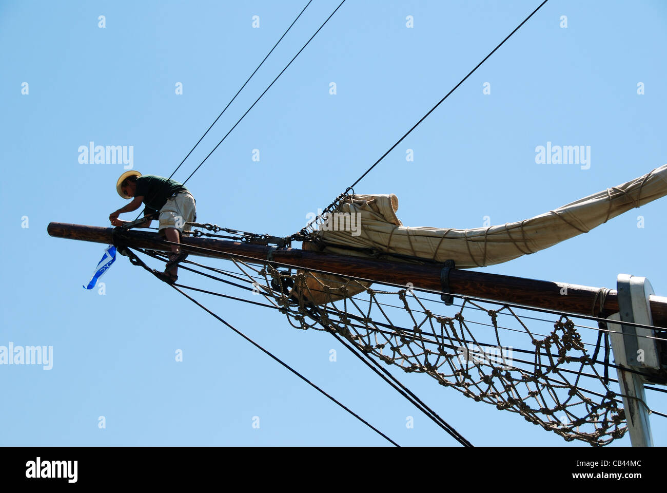 Ein Besatzungsmitglied arbeitet an der bekannten Filmprop HMS Bounty, um sich auf das Segeln vorzubereiten. Tragischerweise sank das Schiff 2012 während des Hurrikans Sandy. Stockfoto