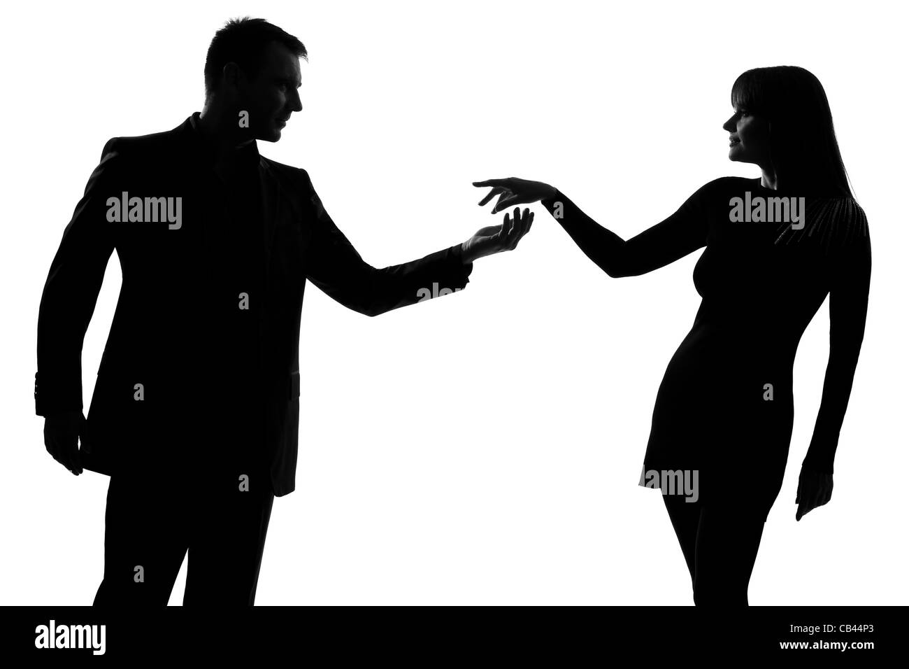 eine kaukasische paar Mann hält sich einladend hand Frau Studio Silhouette isoliert auf weißem Hintergrund Stockfoto