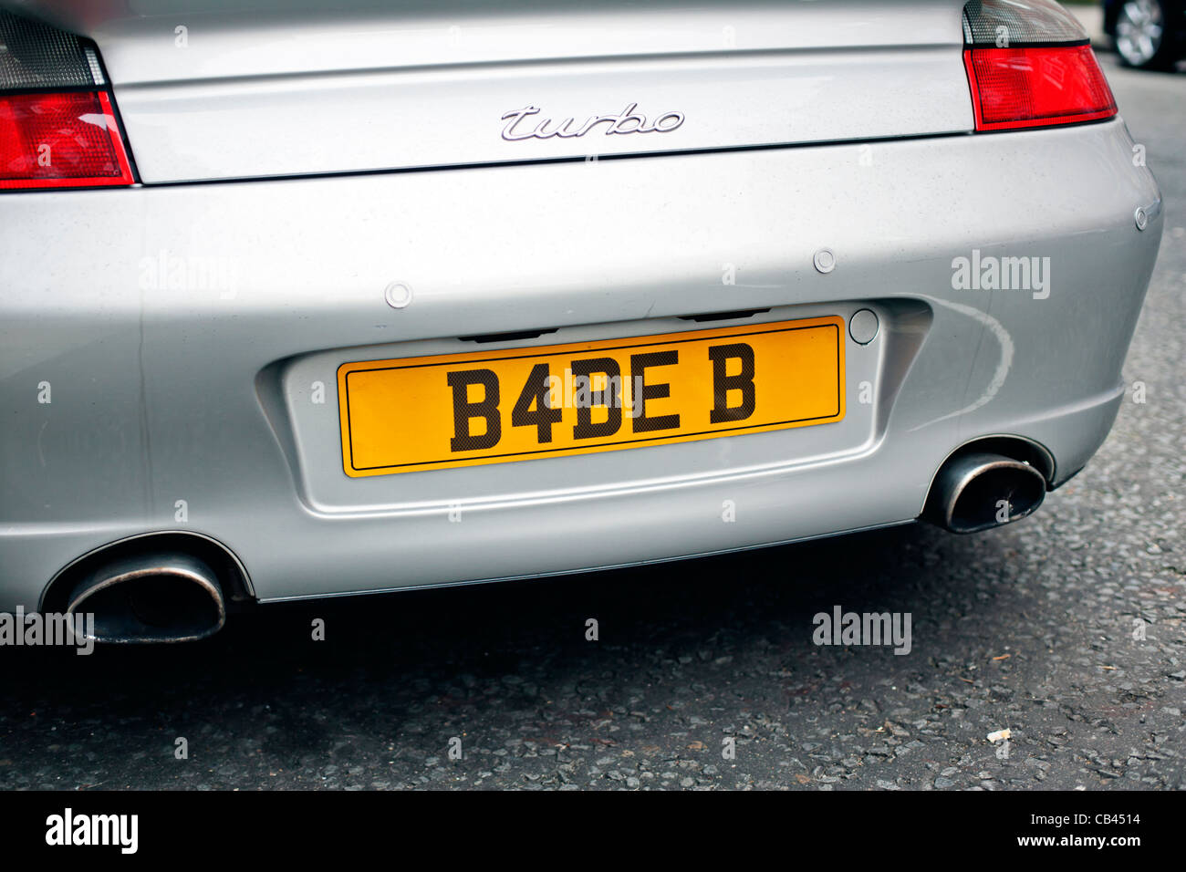 ' B4BE B Kfz-Kennzeichen auf Silber Porche Turbo. Bickenhall Street, London, England, UK, Europa Stockfoto