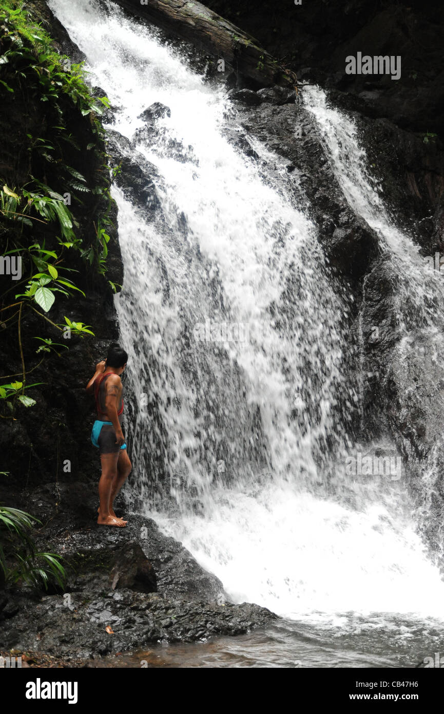 Embera indianer in einem Wasserfall des Chagres Flusses an der Embera Puru indigenen Gemeinschaft in Panama. Stockfoto