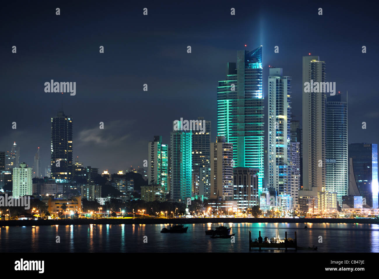 Nächtliche Skyline von Panama City. Stockfoto