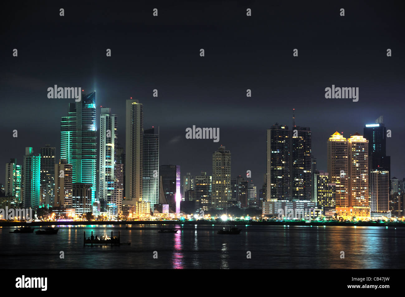 Skyline während der Nacht in Panama City. Stockfoto