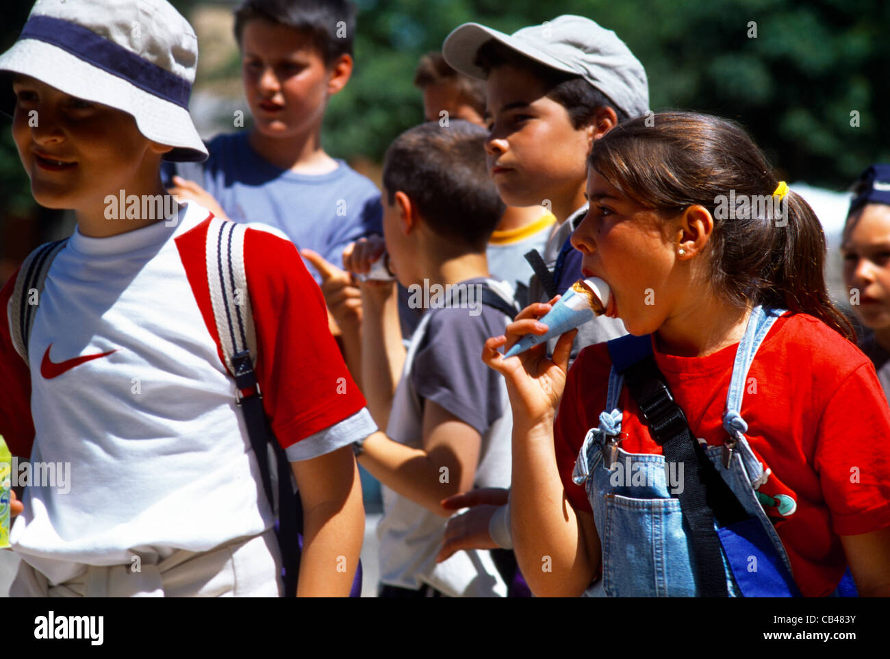 Madrid Spanien Retiro Park Schule Kinder essen Eis und Eis am Stiehl Stockfoto