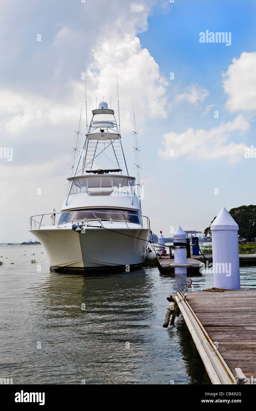 Porträt von Ozean-Yacht Boot Wasserfahrzeug vertäut am Spille Marina Cochin, Kerala Indien, Hyazinthen blauen Himmel mit Wolken Stockfoto