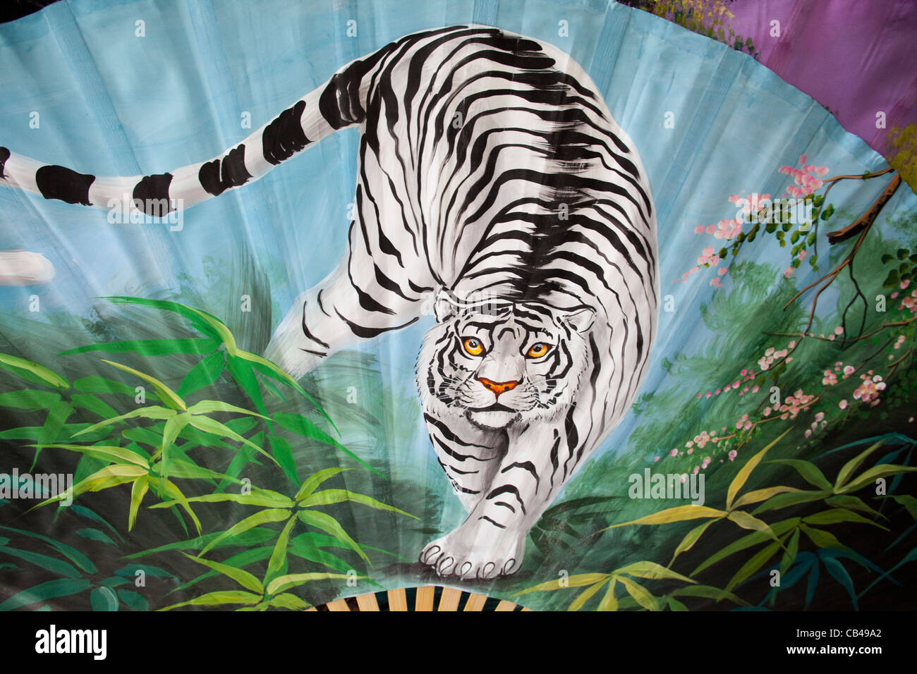 Thailand, Chiang Mai Borsang Regenschirm Dorf Kunstwerk Tiger auf Riesenschirm Stockfoto