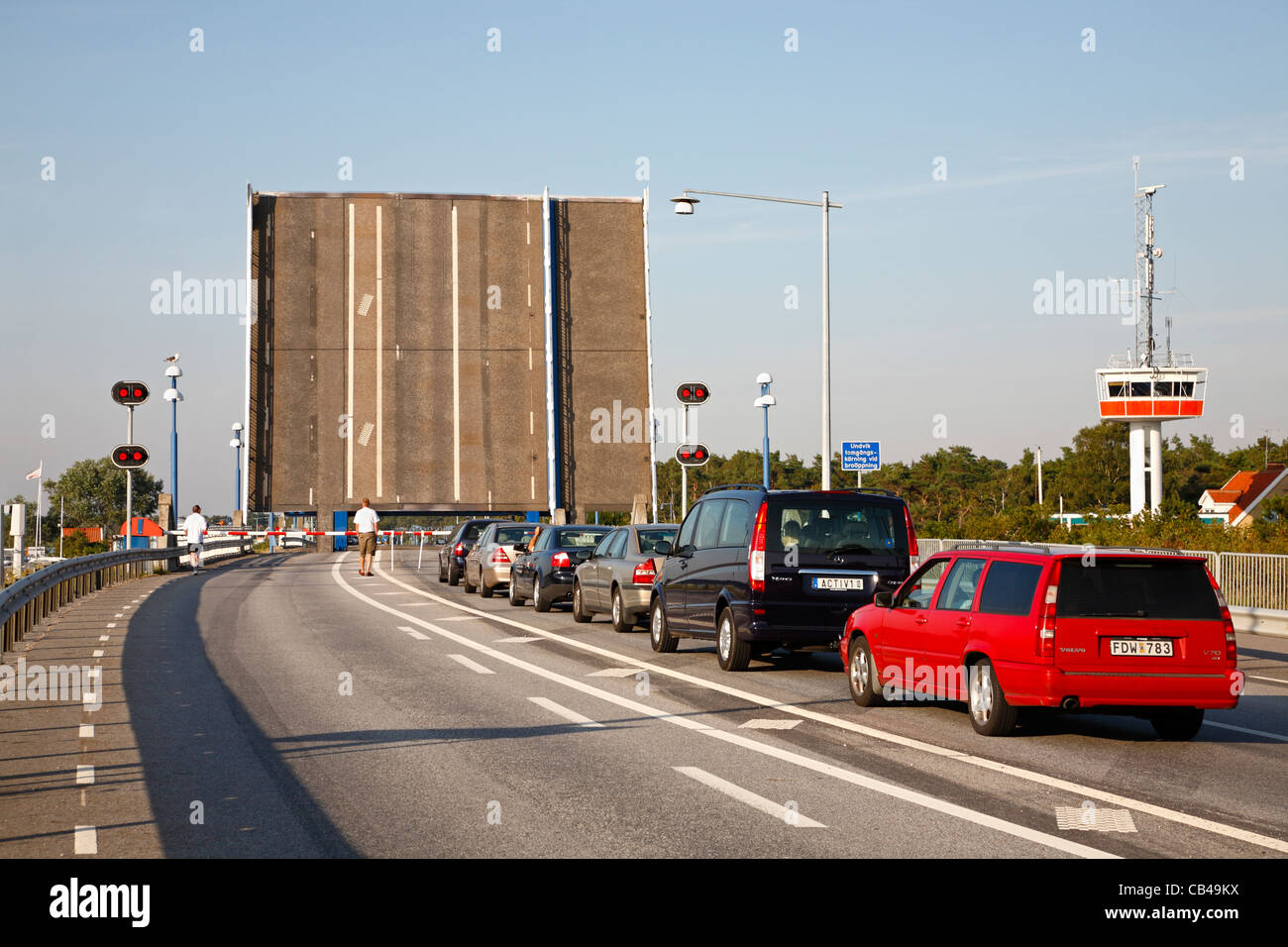 Die Brücke ist auf der Hauptstraße, vorbei an der Falsterbo Kanal im Süden Schwedens und Verkehr wartet Schiffe übergeben Stockfoto