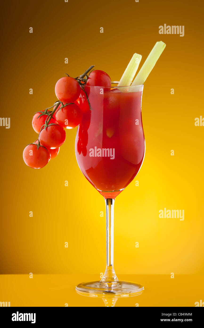 Bloody Mary mit Tomaten-Rebe im Glas auf gelben Hintergrund Stockfoto