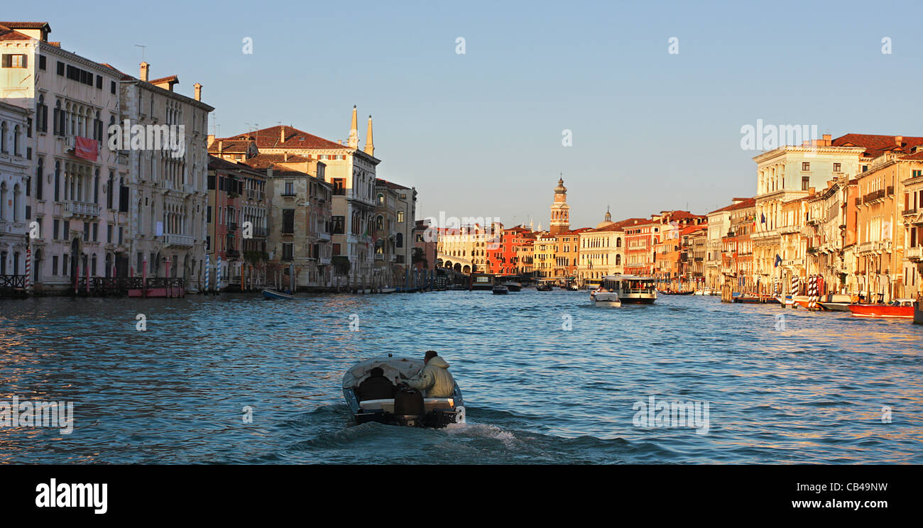 Panoramablick auf den berühmten Canal Grande in Venedig, Italien. Stockfoto