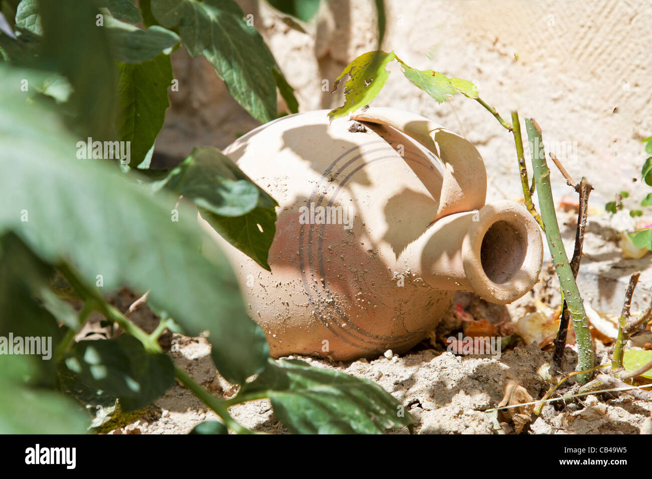 Landschaft Handarbeit Ton Wasser Träger Wein Urn als Gartenverzierung Feature im Nahen Osten und der Türkei mit Ernte Margen Stockfoto