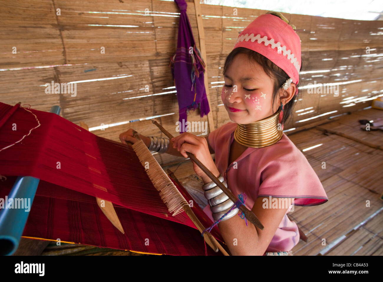 Thailand, Goldenes Dreieck, Chiang Mai, Langhals Karen Hilltribe Girl weben Stockfoto