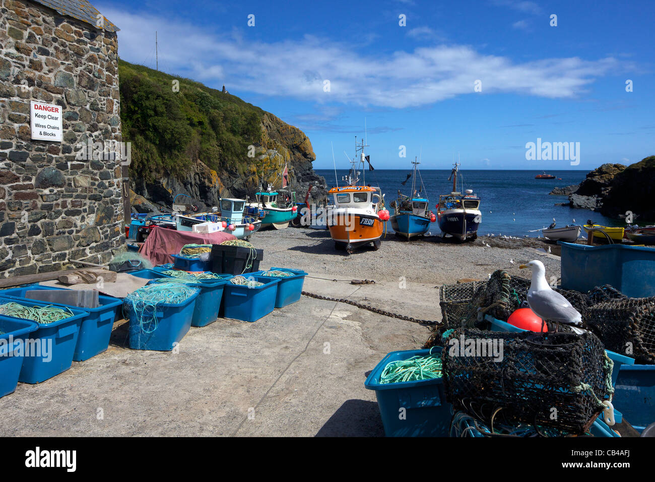 Angelboote/Fischerboote am Strand von Cadgwith, Halbinsel Lizard, Cornwall, Südwestengland, UK, Vereinigtes Königreich, GB, Großbritannien, Stockfoto