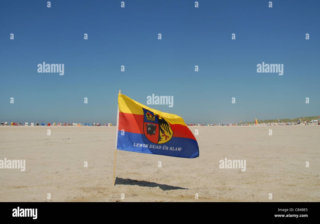 Flagge des Northern Frisia stecken in den Sand des Kniepsands Strand in Norddorf auf der Nordsee Insel Amrum in Schleswig-Holstein Stockfoto