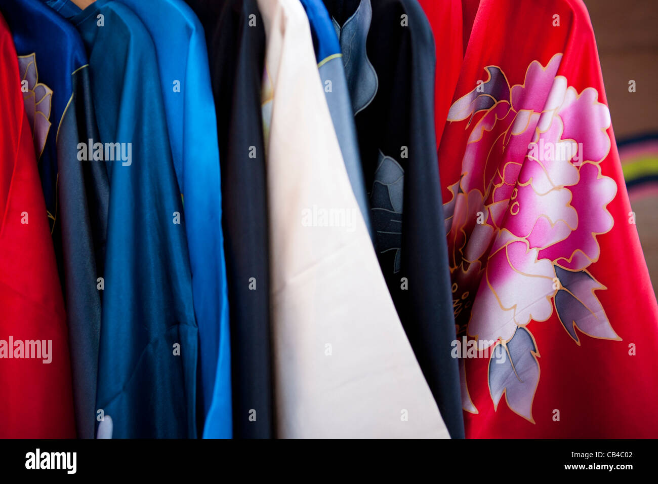 Farbenfroher, seidener Nachthemd im japanischen Stil aus glattem Material mit elegantem, fließendem Material und traditionellem Design Stockfoto