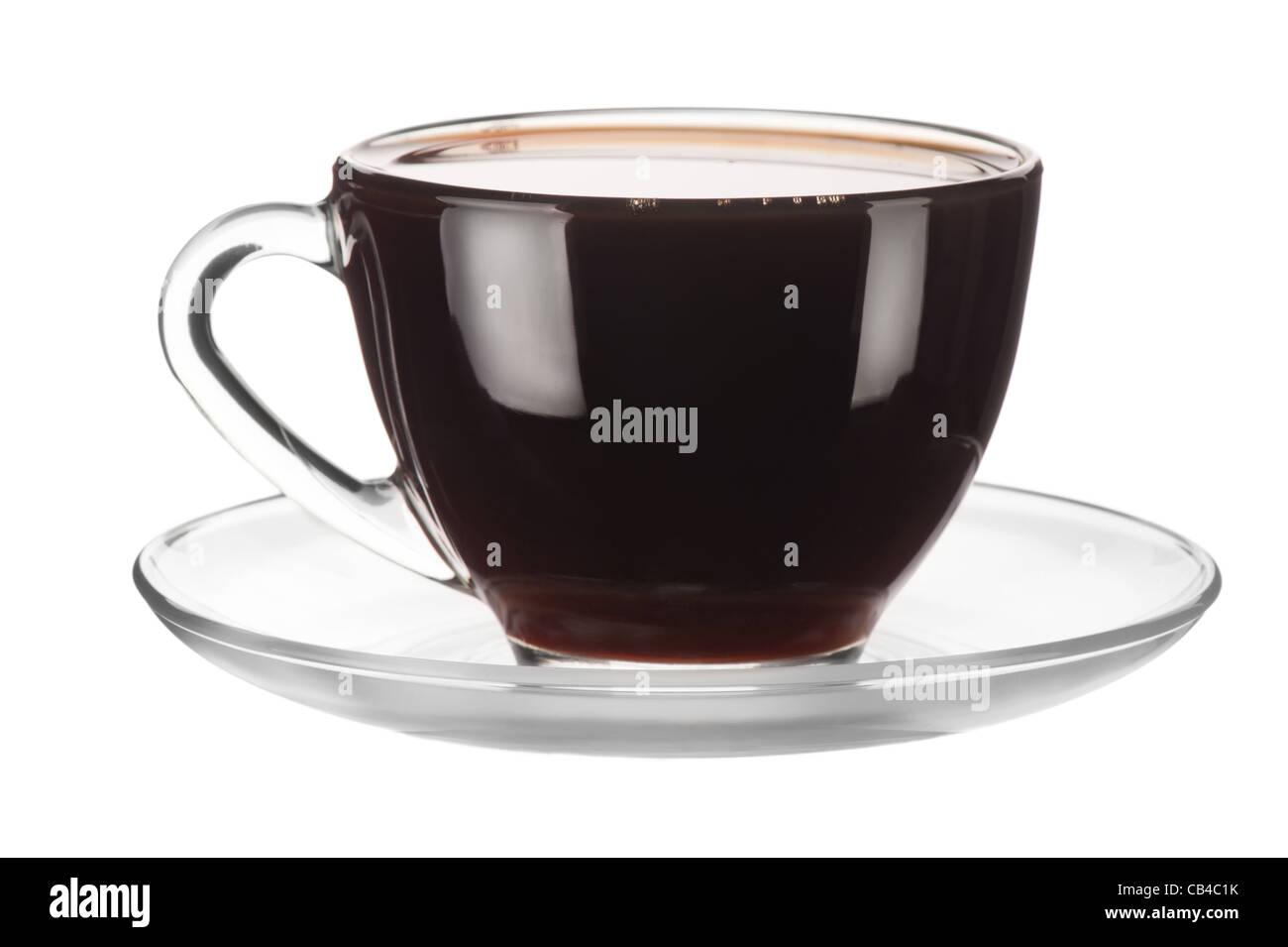 Kaffee in Glastasse auf weißem Hintergrund Stockfoto