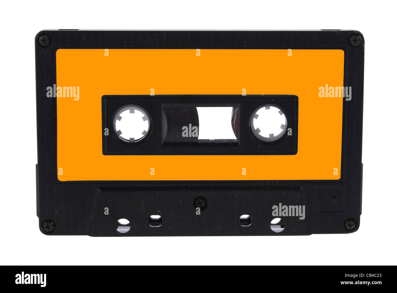 Einzelne schwarze audio-Kassetten und Label isoliert auf weißem Hintergrund. Im Preis inbegriffen Beschneidungspfad für jeden Teil, so können Sie leicht schneiden Sie es aus und legen Sie über die Oberseite eines Designs. Stockfoto