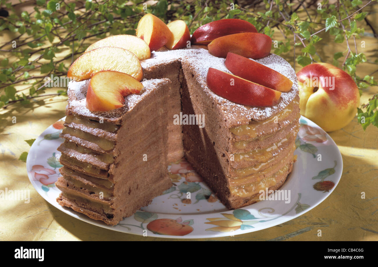 Nektarine geschichteten Kuchen Stockfoto