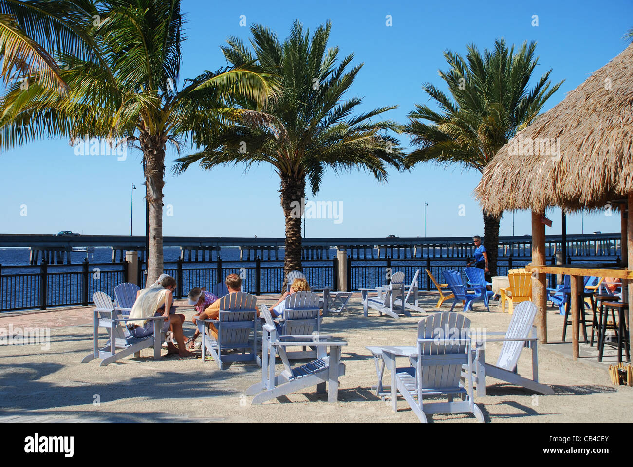 Besucher der Tiki-Hütte, Zentrum von Punta Gorda, auf Charlotte Harbor, FL Stockfoto