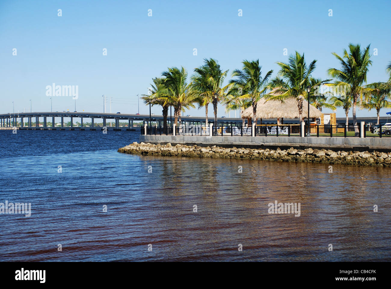 Charlotte Harbor, Punta Gorda, Florida USA.  Tiki-Hütte auf dem Harborwalk. Stockfoto