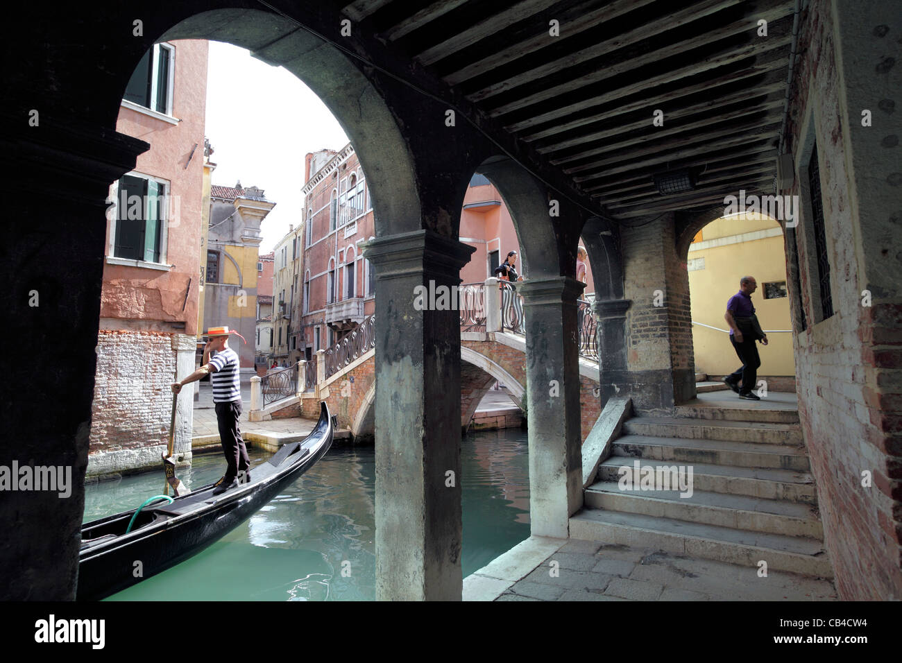 Die Ponte S Canzian, in der Nähe von Campo S Canciano, eine typische Seitenstraße und Kanal in Venedig. Stockfoto