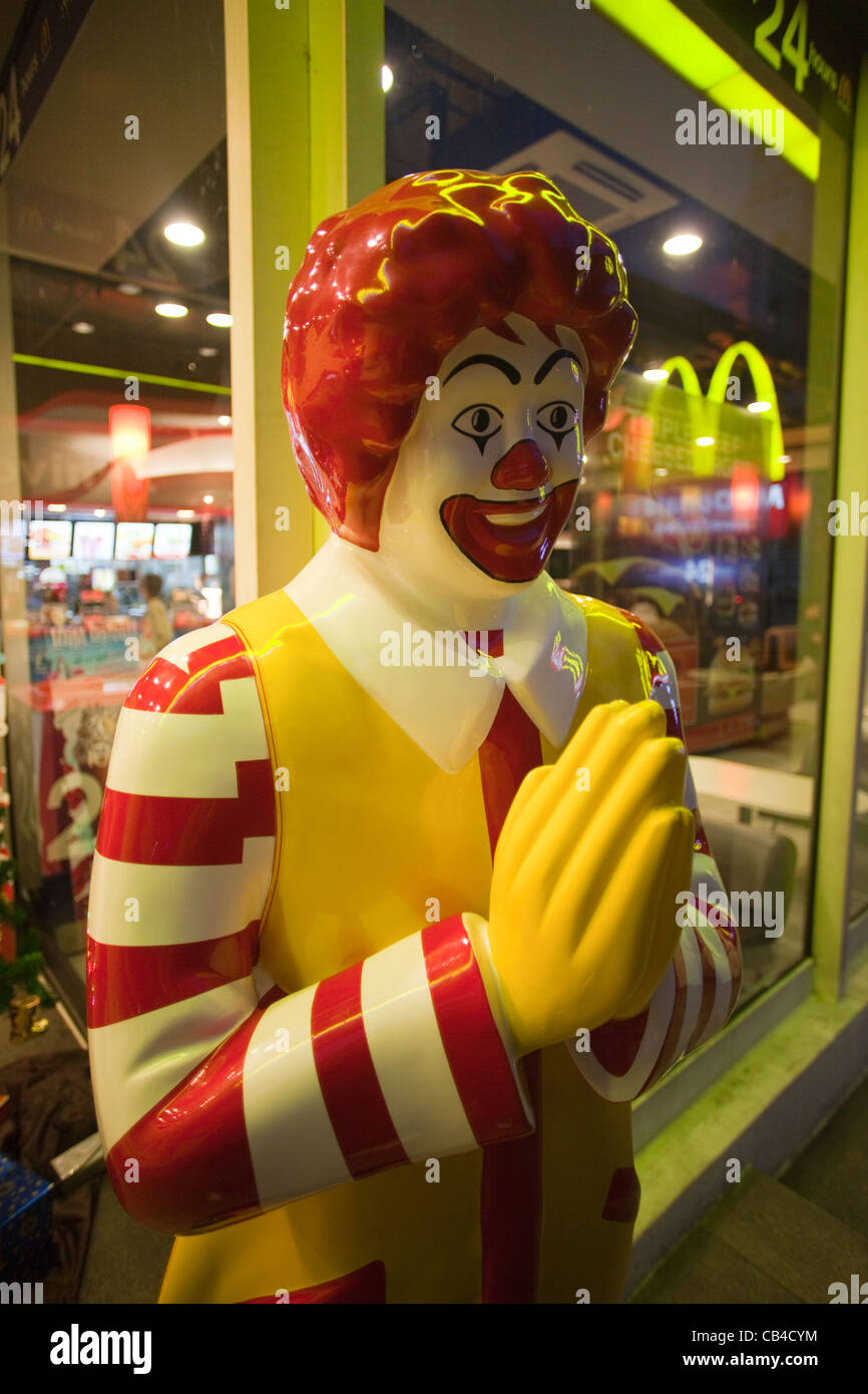 Thailand, Bangkok, McDonalds, Ronald MacDonald Statue in Thai-Gruß darstellen Stockfoto