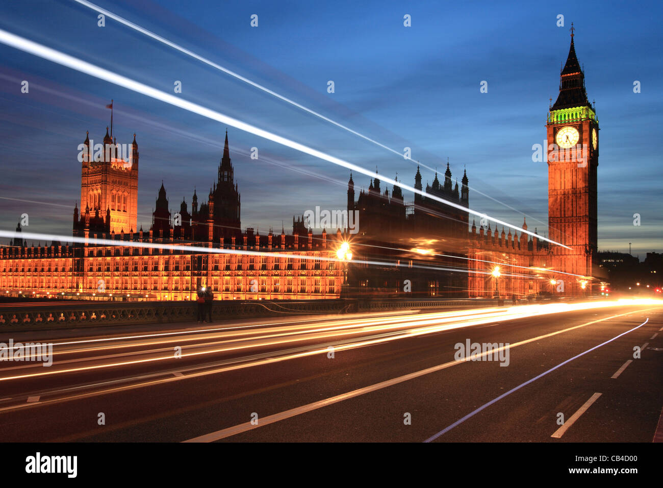 Westminster Bridge, Verkehr Wege, Big Ben und den Houses of Parliament in London, England, UK Stockfoto
