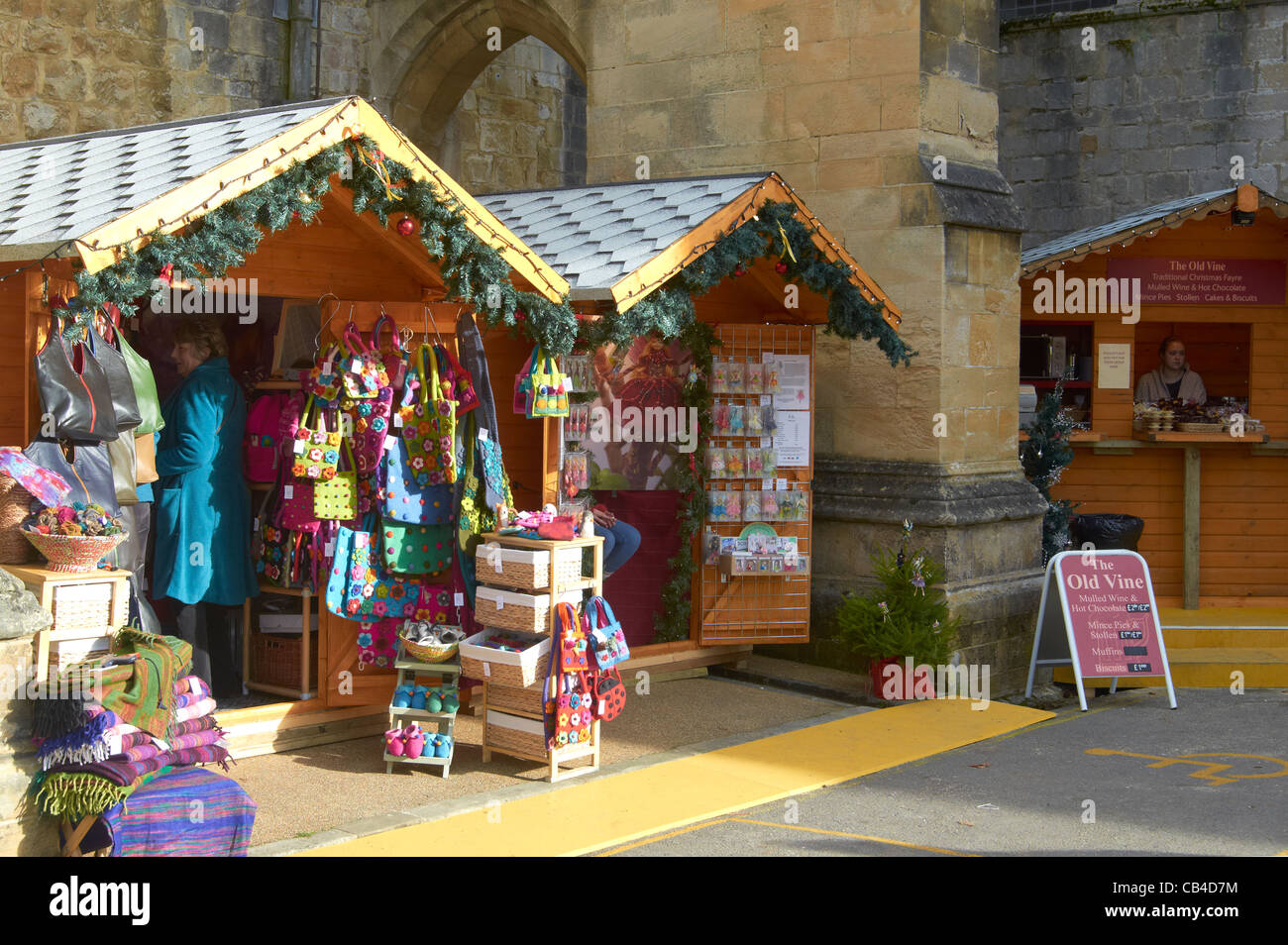 Stände auf Winchester Kathedrale Weihnachtsmarkt 2011. Der Markt findet in der Cathedral Close vom 24. November bis 22. Dezember 2011 statt. Stockfoto