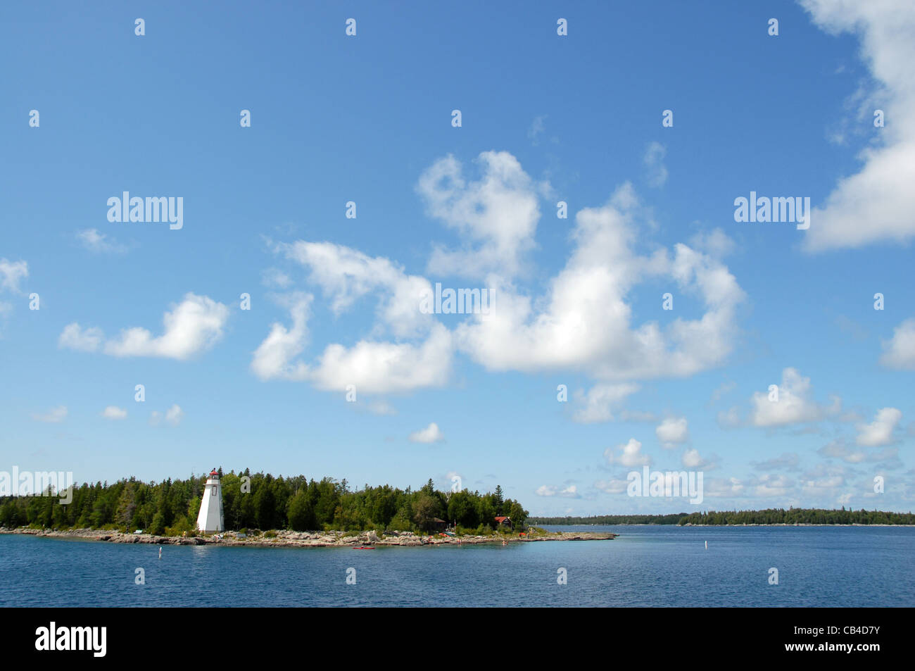 "Große Badewanne" Tobermory Leuchtturm auf der Küste von Bruce Georgian Bay in Ontario, Kanada ist ein Tauchen Hotspot Stockfoto