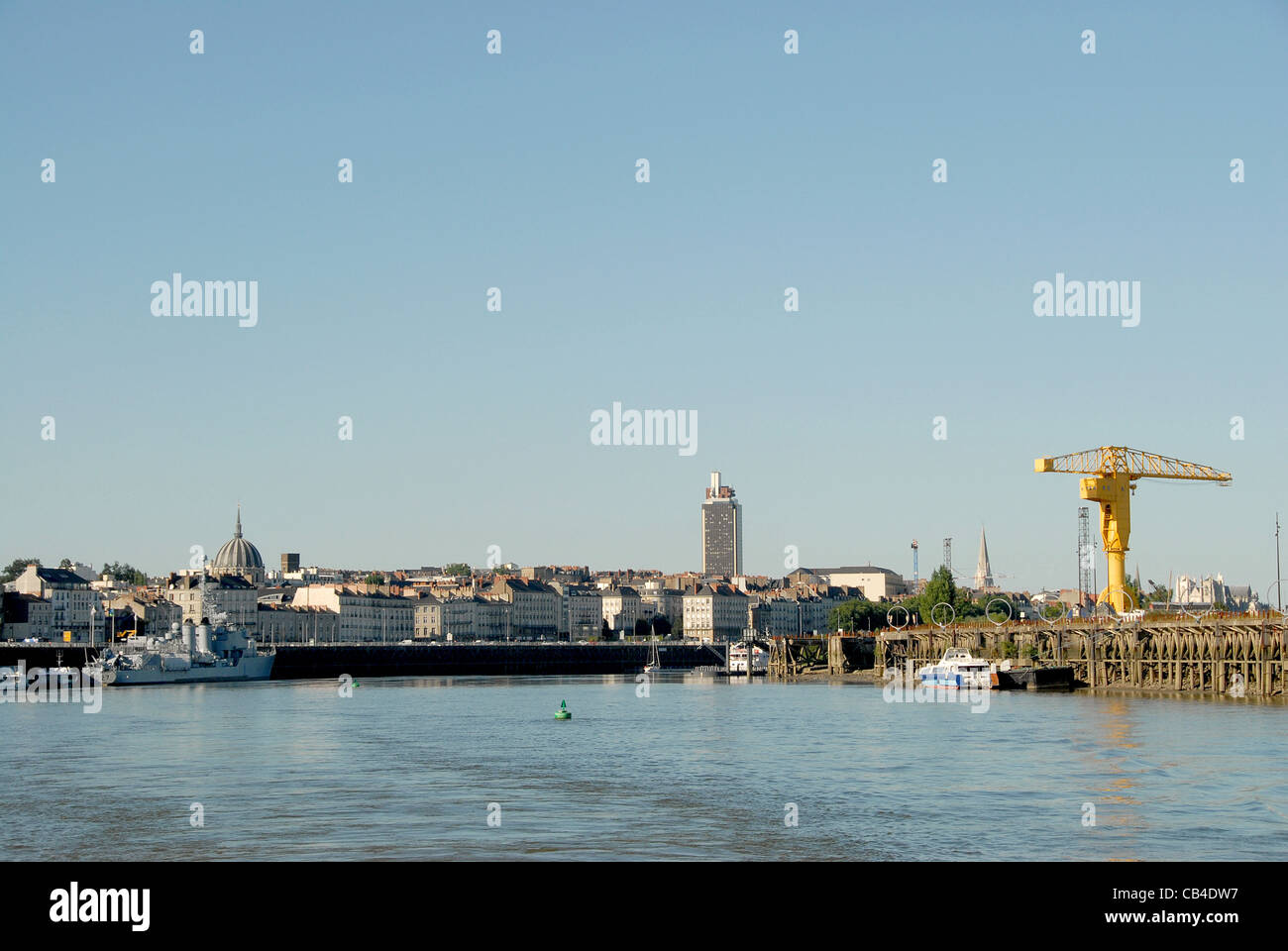 Der Quai des Antillen (r.) auf der Île de Nantes, revitalisierte Hafenbereich auf einer Insel der Loire in Nantes und die Skyline der Innenstadt Stockfoto