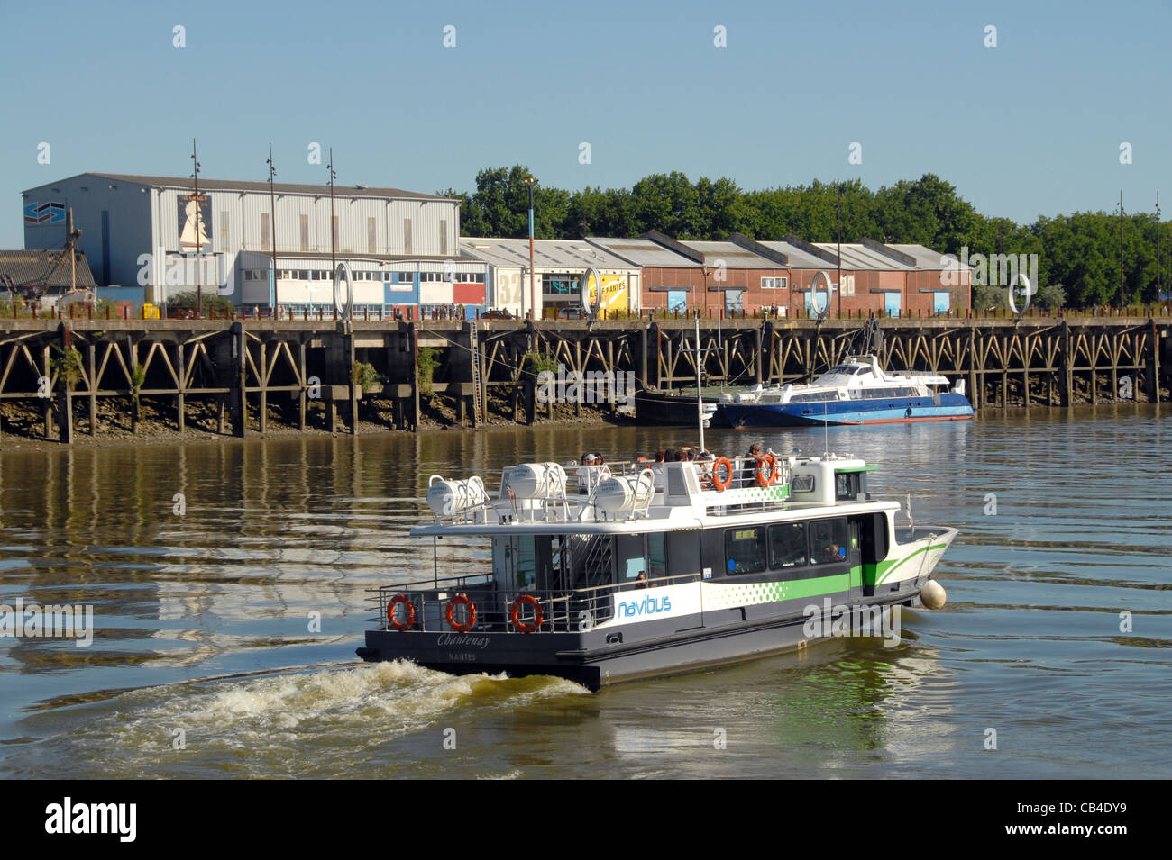 Nantes-Wasserbus genannt Navisbus Köpfe in Richtung der Île de Nantes an der Loire Stockfoto