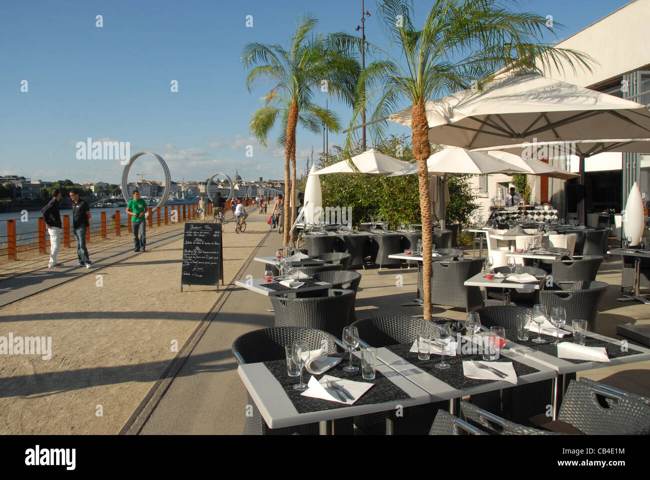 Der Quai des Antillen auf der Île de Nantes, revitalisierte Hafenbereich auf einer Insel der Loire in Nantes ist beliebt zum Essen Stockfoto
