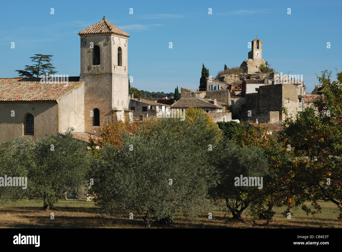 Tempel de Lourmarin mit dem Uhrturm Hügel im Hintergrund. Lourmarin, Provence, Frankreich. Stockfoto