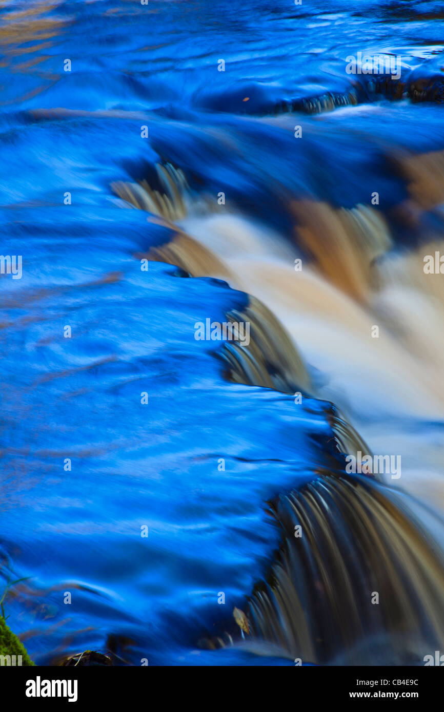 Blaue Wasserfall von einem blauen Himmel auf einem Gebirgsbach in Nordengland reflektiert Stockfoto