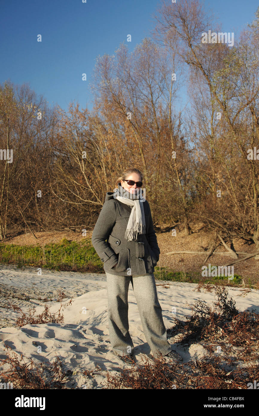 Frau in herbstlicher Landschaft Stockfoto