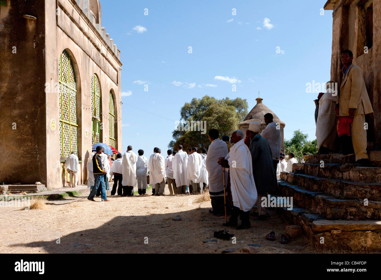 Orthodoxe christliche Pilger versammeln sich am St. Mary von Zion Kirche in Aksum, Nord-Äthiopien, Afrika. Stockfoto