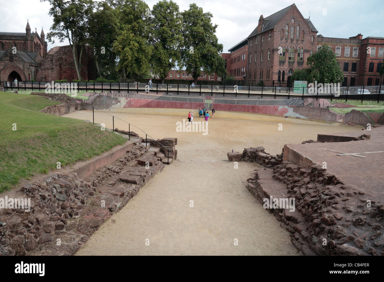 Blick Richtung der Wandmalerei (von Gary Drostle) in der Chester römische Amphitheater, Chester, Cheshire, England. Stockfoto